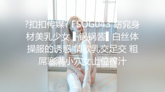 两个白皙大奶子骚妹子浴室湿身胡萝卜自慰，揉捏奶子掰穴胡萝卜摩擦，坐在马桶上特写骑坐，蹲在地上搞到喷水