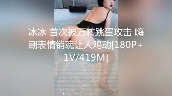 情趣装美艳学姐，颜值高身材好关键是好骚，白丝高跟诱惑狼友激情大秀直播，让小哥草嘴深喉，后入干骚臀刺激