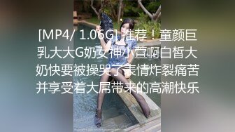 新来的颜值美少妇全程露脸陪狼友发骚，跟狼友互动揉奶玩逼撅着屁股展示，淫声荡语想要狼友的大鸡巴草别错过