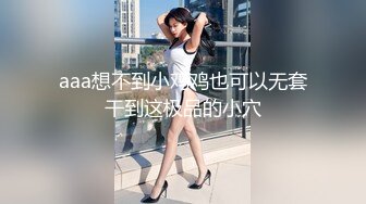 爱女友有点害羞，但还是对着镜头比耶