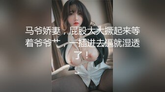 风骚熟女和一帮老男人KTV 秀口活，直接站上桌子就吃鸡巴，旁边还有小哥偷笑！