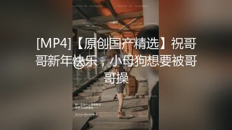 草莓原创 - 调教黑丝小母狗，皮鞭抽打主动撅着翘臀求操