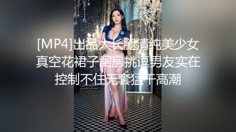 火辣性感风CD小薰 时尚打扮出街露出，大鸡巴硬起来挂在牛仔裤外面 这种露出方式好刺激呀，回到走廊夹腿高潮！！