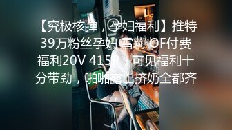 想给粉丝做个性感舞蹈动作不小心露点了