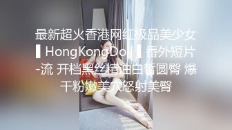 10几年前的两个时尚美女，一个半透明内裤毛多B又嫩,一个开裆裤B肉肥厚又多汁，我更偏向后者(原档)