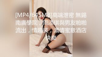 乖乖的大奶少女给大哥撸起大鸡巴挨草，无套插入骚穴，配合小哥多体位蹂躏抽插