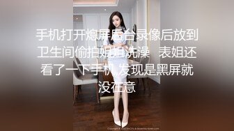 高二学生妹被男友调教在环卫工背后脱裤子漏奶子,还把裤子脱了地上爬