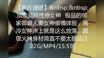 C罩杯面罩小姐姐，这奶子针不错，可惜小逼已黑，沙发上蜜桃臀骑乘，特写抽插多毛骚穴，浴室洗澡湿身