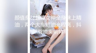 两只萝莉小母狗 爽不爽 三个洞都被填满了 三根鸡巴在母狗的身体里运动 小母狗撅起屁股被单男们排队轮奸