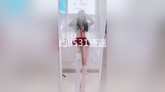 商场女厕全景偷拍牛仔短裙靓妹光顾着玩手机大黑穴随便拍一点警觉都没有