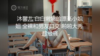 小美女吃鸡很仔细