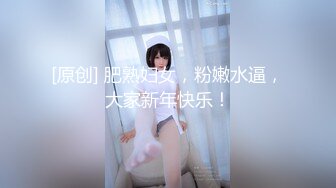 超高颜值玻璃黄瓜自慰，边插边揉搓阴蒂，撩起衣服揉捏贫乳