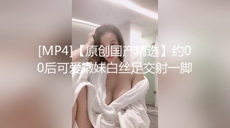 淫荡娇妻户外酒店门口自慰 淫荡地叫声 要受不了啦，被两根大鸡巴插向湿哒哒的阴穴 非常骚叫声不断！