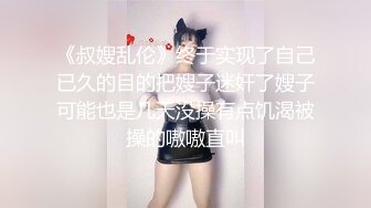 美女山顶凉亭玩自拍