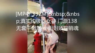 客厅里借助椅子和沙发，两男战一女，不能同时满足他们，一个只能自己撸