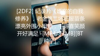 -漂亮阿姨大奶子 无毛肥鲍鱼 有大黑肉棒吃 看她笑的多开心