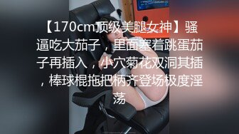 漂亮大奶淫妻 被单男无套操了逼不过瘾 还奉献了菊花 不知是爽叫还是惨叫 绿帽在旁边无动于衷只顾拍摄 内射