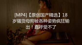 白皙皮肤的高挑美女房间里有一面大大的镜子，抱着极品翘臀大鸡巴