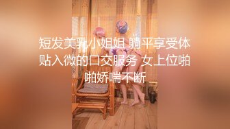 两个轻熟女群战四位小哥，全程露脸黑丝情趣装诱惑舔弄大鸡巴，被4个小哥轮番爆草抽插，口爆吞精场面淫乱