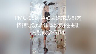 [MP4/ 626M] 三男两女多人淫乱沙发上干到卧室，一人一个后入开操，摄影小哥旁边指导姿势