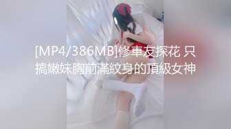 水上乐园偷拍妈妈带着一对女儿来游玩,粉嫩双乳和微毛一线天小溪流