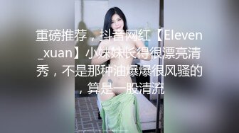 穿绿色衣服很美的小姐姐来试穿婚纱，身材好好，店员拿乳贴帮小姐姐扶好奶奶，穿白色婚纱 真是好漂亮的新娘了呢~