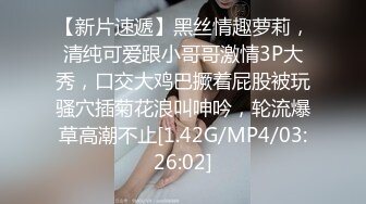 毕业翘臀小女友，边玩边拍