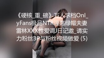 你的女友我的女友好像都跪舔，拉着她到门口跪下来喂她吃棒棒，真享受此刻舌头带来的快感！