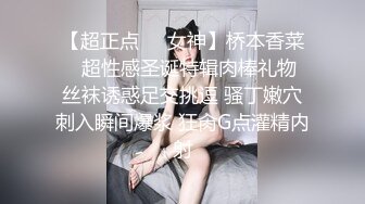 每当夜深人静~骚逼老婆~总喜欢翘高屁股来一炮~鸡巴操掉出来自己放手来拿艹进去抽插~浪叫呻吟！这臀是真美！