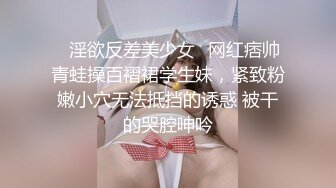 红唇苗条新人骚女婚纱情趣装自慰诱惑，毛毛非常浓密两跳蛋双管齐下，拿胶布跳蛋粘上震动阴蒂高潮呻吟