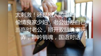 少妇的干女儿在客厅写作业，强势射到女人背上