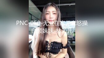 她在她的 cosplay 服装中方便地打开她的湿猫，以便进入您的公鸡。她穿着性感的衣服骑着你反复高潮。