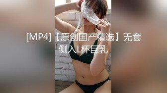 漂亮美女 牛仔裤开破洞 撅着屁屁被大鸡吧无套爆菊花 这么粉嫩的无毛鲍鱼都操腻了 内射