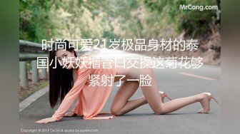 老婆玩手机，我玩她的豪乳