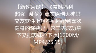 5个嫩妹小姐姐 挑一个来操 其他旁边观战，撩起衣服看美乳，细腰大长腿，骑乘位爆草小骚逼