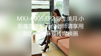 《魔手外购极品CP》地铁女厕偸拍络绎不绝的年轻小姐姐方便美女多亮点多，妹子换奶罩一对大奶又圆又挺手感绝对一流 (5)