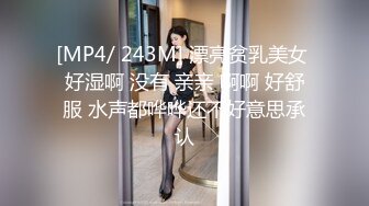 富家少爷KTV点了两个性感公主服侍，淫乱地拿冰块塞内裤里，冰得受不住被强脱了 内裤，骚啊这些场所，有钱就是好！