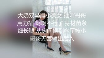 小骚逼一边被操一边舔乳头