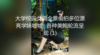 Ria 久留美甜蜜地坐着等待，因为一些男人将他们的鸡巴释放到她的脸上。