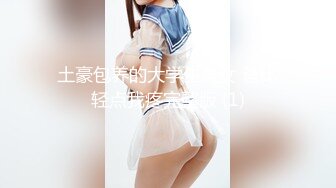 烫发苗条少妇女上位被老公无套操逼，清晰进出阴道