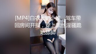 撅着屁股被草嘴的极品骚妇，全程露脸黑丝女仆诱惑，口交大鸡巴，被大哥后入抽插，激情上位抓的奶子疼好刺激