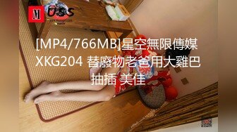 [MP4/ 814M] 两男两女淫乱名场面！00后嫩妹！双女舔蛋吸屌，无毛嫩穴抽烟，下面操逼上面口交