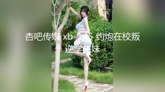 刺激绿帽老公抱着老婆，老婆被单男操。