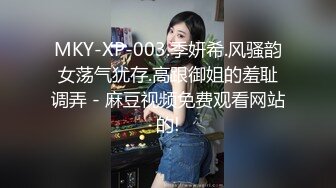 花裙小少妇和家人一起逛公园，这么短的裙子也不打底很有良心薄丝性感蕾丝透明粉N包裹肥臀