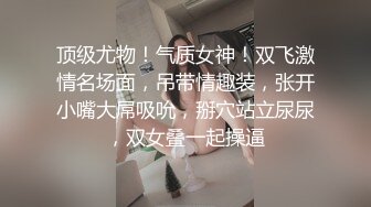 商场白色隔板全景后拍多位美女尿尿2 (7)