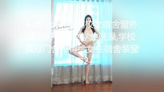 白虎 无毛小美女 掰着BB尿尿 生怕尿到自己裤子上