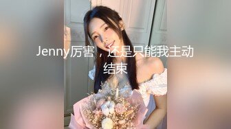 嫩模丝丝坐在沙发上玩逼拍写真被摄影师和导演肆意玩弄