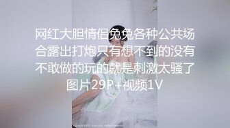 两个性感白衣妹子玩得不亦乐乎