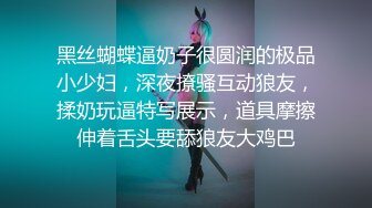 骚气妹子穿着牛仔裤尿尿搞湿一片 闺蜜拿着双头龙双人抽插自慰插对方 很是诱惑喜欢不要错过