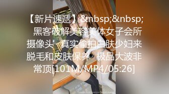 街边小饭店老板娘创业不易,後厨和老公啪啪,食品冰箱前蹲地撒尿